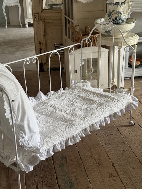 マルセイユホワイトキルト A-051 新入荷アイテム/ホームファブリック フランスアンティーク 31,000円（税込み34,100円）