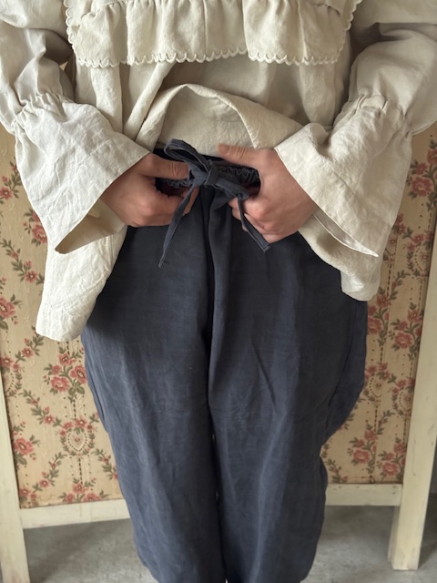 エミリーさんのリネンパンツ | フランスアンティークショップディフェ