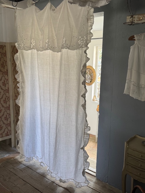 バラ柄リネンフリルカーテン I-391 新入荷アイテム/ホームファブリック フランスアンティーク 32,000円(税込み35,200円)