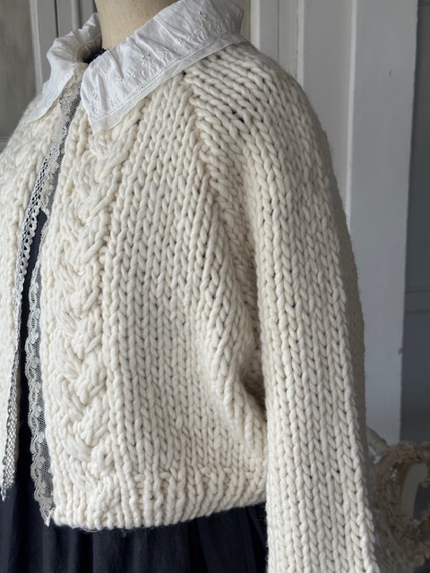 手編みカーディガン KNT-56W 新入荷アイテム/ファッション フランスアンティーク 32,900円(税込み36,190円)
