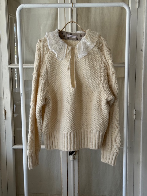 オフホワイト紐付きニット KNT-83D 新入荷アイテム/ファッション フランスアンティーク 25,900円（税込み28,490円）