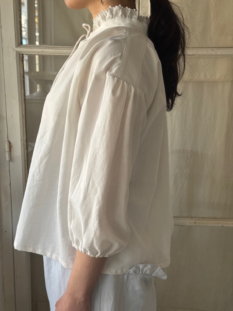 ホワイトリネントップス Peintre-DI-115B 新入荷アイテム/ファッション フランスアンティーク 22,900円（税込み25,190円）