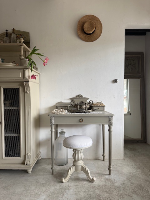 リボン装飾付きデスク U-150 新入荷アイテム/テーブル フランスアンティーク 129,000円(税込み141,900円)