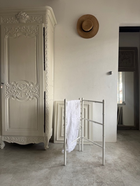 ホワイトトルション掛け V-158A 新入荷アイテム/小型家具 フランスアンティーク 21,000円（税込み23,100円）