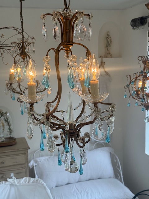 3灯クリスタルシャンデリア V-178 新入荷アイテム/照明 フランスアンティーク 119,000円（税込み130,900円）