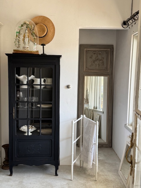 ブラックガラスキャビネット V-313 新入荷アイテム/大型家具 フランスアンティーク 162,000円（税込み178,200円）