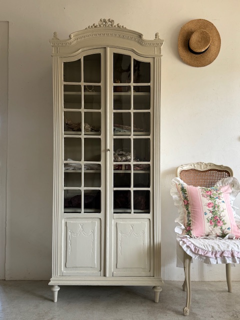 リボンモチーフキャビネット V-213 新入荷アイテム/大型家具 フランスアンティーク 249,000円（税込み273,900円）