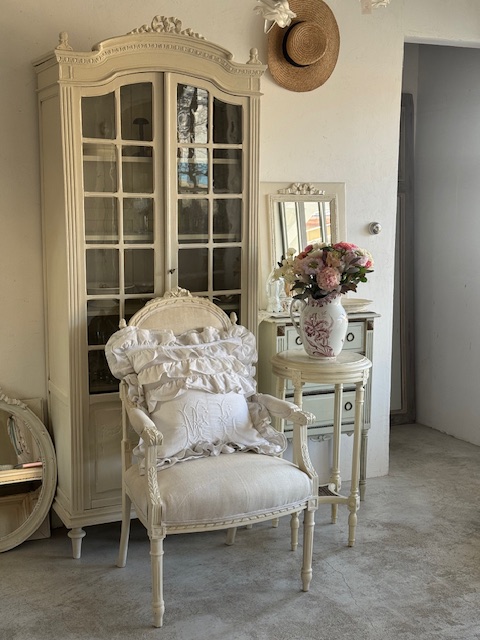 リボン装飾アームチェア V-318FB 新入荷アイテム/イス フランスアンティーク 136,000円(税込み149,600円)