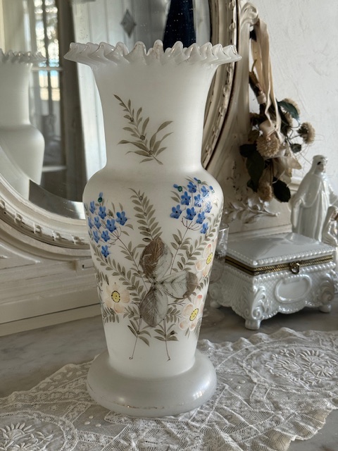 ホワイトオパリンガラス フラワーベース V-78E 新入荷アイテム/インテリア雑貨 フランスアンティーク 28,000円(税込み30,800円)